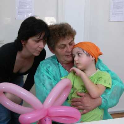 DE OEC Gyermekklinika Hematológiai Osztályán a gyermekeknek lufibóhóc kedveskedett Húsvét és Gyermeknap alkalmával - adó, 1%, alapítvány, támogatás