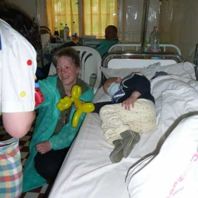 DE OEC Gyermekklinika Hematológiai Osztályán a gyermekeknek lufibóhóc kedveskedett Húsvét és Gyermeknap alkalmával - adó, 1%, alapítvány, támogatás