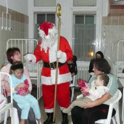 DE OEC Gyermekklinika kis betegeit ajándékozta meg a Mikulás a Malompark bevásárlóközpont és az alapítvány ajándékaival - adó, 1%, alapítvány, támogatás