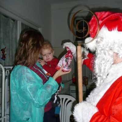 DE OEC Gyermekklinika kis betegeit ajándékozta meg a Mikulás a Malompark bevásárlóközpont és az alapítvány ajándékaival - adó, 1%, alapítvány, támogatás