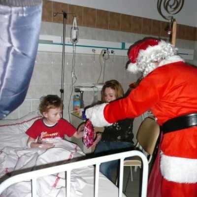 DE OEC Gyermekklinika kis betegeit ajándékozta meg a Mikulás a Malompark bevásárlóközpont és az alapítvány ajándékaival - adó, 1%, alapítvány, támogatás