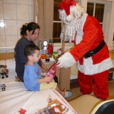 DE OEC Gyermekklinika kis betegeit ajándékozta meg a Mikulás a Malompark bevásárlóközpont és az alapítvány ajándékaival - adó, 1%, alapítvány, támogatás