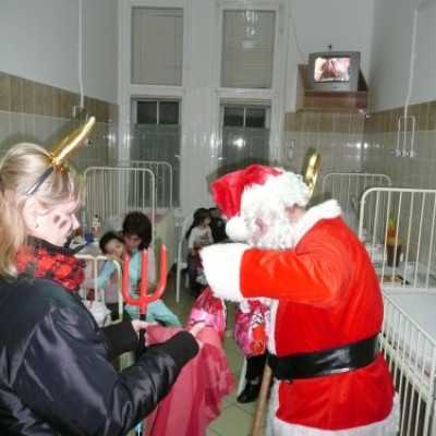 DE OEC Gyermekklinika kis betegeit ajándékozta meg a Mikulás a Malompark bevásárlóközpont és az alapítvány ajándékaival - adó, 1%, alapítvány, támogatás