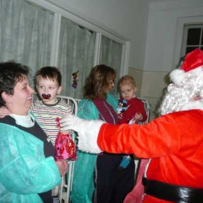 DE OEC Gyermekklinika kis betegeit ajándékozta meg a Mikulás a Malompark bevásárlóközpont és az alapítvány ajándékaival - adó, 1%, alapítvány, támogatás