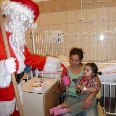 DE OEC Gyermekklinika kis betegeit ajándékozta meg a Mikulás a Malompark bevásárlóközpont és az alapítvány ajándékaival - adó, 1%, alapítvány, támogatás