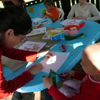 Debrecenben kezelt gyermekek kirándulása Bakonyszücsre és Pénzesgyõrbe - adó, 1%, alapítvány, támogatás