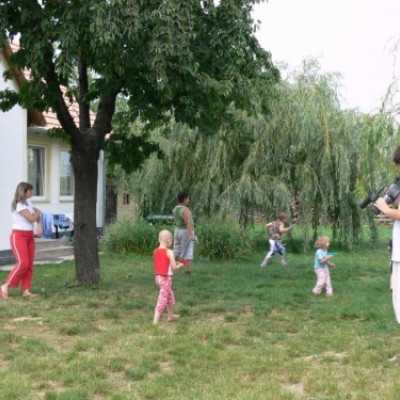 Debrecenben kezelt gyermekek kirándulása Bakonyszücsre és Pénzesgyõrbe - adó, 1%, alapítvány, támogatás