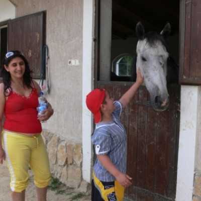 Debrecenben kezelt gyermekek kirándulása Bakonyszücsre és Pénzesgyõrbe - adó, 1%, alapítvány, támogatás