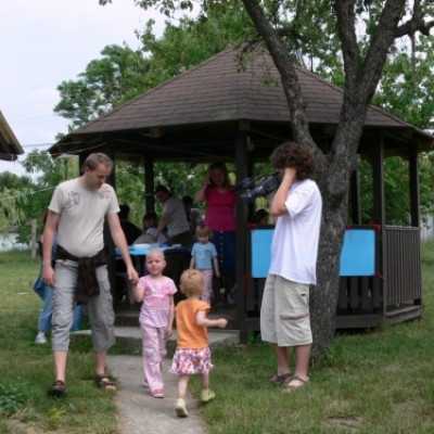 Debrecenben kezelt gyermekek kirándulása Bakonyszücsre és Pénzesgyõrbe - adó, 1%, alapítvány, támogatás