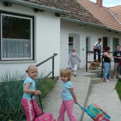 Debrecenben kezelt gyermekek kirándulása Bakonyszücsre és Pénzesgyõrbe - adó, 1%, alapítvány, támogatás