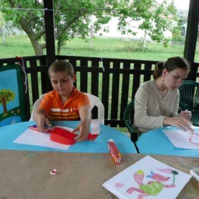 Debrecenben kezelt gyermekek kirándulása Bakonyszücsre és Pénzesgyõrbe - adó, 1%, alapítvány, támogatás