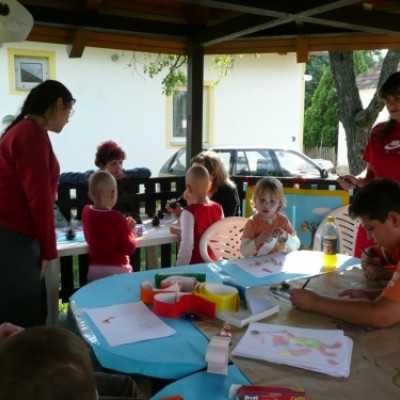 Debrecenben kezelt gyermekek kirándulása Bakonyszücsre és Pénzesgyõrbe - adó, 1%, alapítvány, támogatás