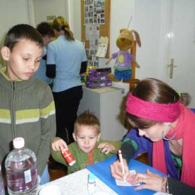 Domokos Fanni dedikál a mikulásváró ünnepségen - adó, 1%, alapítvány, támogatás