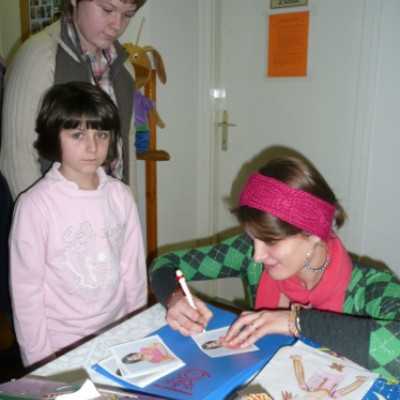 Domokos Fanni dedikál a mikulásváró ünnepségen - adó, 1%, alapítvány, támogatás