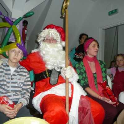 Domokos Fanni és a Mikulás átadja a csomagokat a gyerekeknek - adó, 1%, alapítvány, támogatás