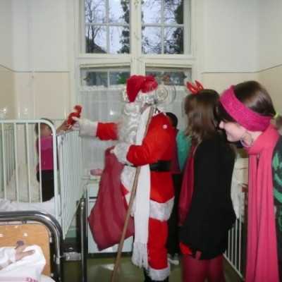 Domokos Fanni és a Mikulás az osztályon fekvõ gyermeket is megajándékozza - adó, 1%, alapítvány, támogatás