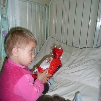 Domokos Fanni és a Mikulás az osztályon fekvõ gyermeket is megajándékozza - adó, 1%, alapítvány, támogatás