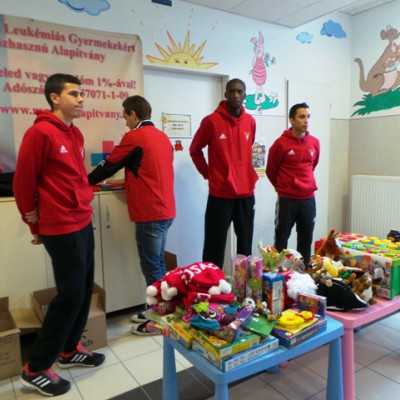 DVSC labdarugói látogatták meg a kis betegeket - alapítvány, adó 1%, támogatás