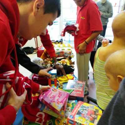 DVSC labdarugói látogatták meg a kis betegeket - alapítvány, adó 1%, támogatás