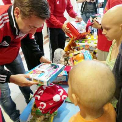 DVSC labdarugói látogatták meg a kis betegeket - alapítvány, adó 1%, támogatás