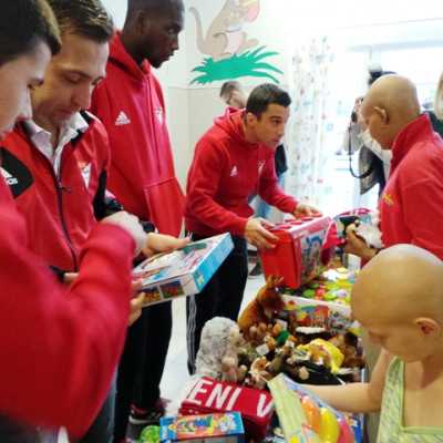 DVSC labdarugói látogatták meg a kis betegeket - alapítvány, adó 1%, támogatás