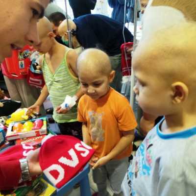 DVSC labdarugói látogatták meg a kis betegeket - alapítvány, adó 1%, támogatás