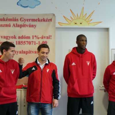 DVSC labdarugói látogatták meg a kis betegeket - alapítvány, adó 1%, támogatás