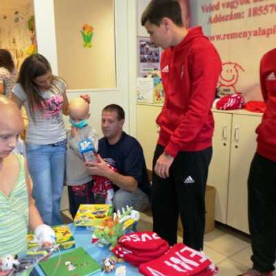 DVSC labdarugói látogatták meg a kis betegeket - alapítvány, adó 1%, támogatás