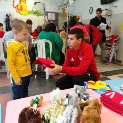 DVSC labdarugói látogatták meg a kis betegeket - alapítvány, adó 1%, támogatás