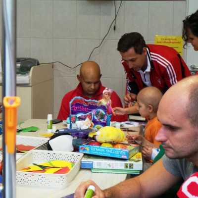 DVSC labdarugói látogatták meg a kis betegeket - alapítvány, adó 1%, támogatás