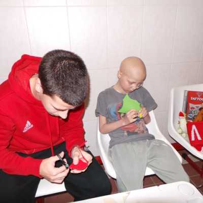 DVSC labdarugói látogatták meg a kis betegeket - alapítvány, adó 1%, támogatás