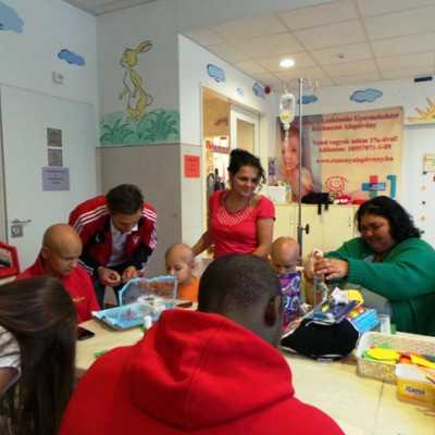 DVSC labdarugói látogatták meg a kis betegeket - alapítvány, adó 1%, támogatás