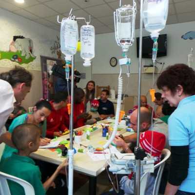 DVSC labdarugói látogatták meg a kis betegeket - alapítvány, adó 1%, támogatás