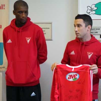 DVSC labdarugói látogatták meg a kis betegeket - alapítvány, adó 1%, támogatás