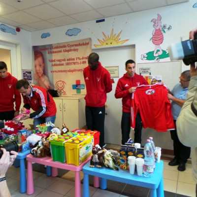 DVSC labdarugói látogatták meg a kis betegeket - alapítvány, adó 1%, támogatás