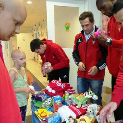 DVSC labdarugói látogatták meg a kis betegeket - adó, 1%, alapítvány, támogatás