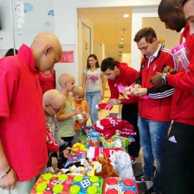 DVSC labdarugói látogatták meg a kis betegeket - alapítvány, adó 1%, támogatás