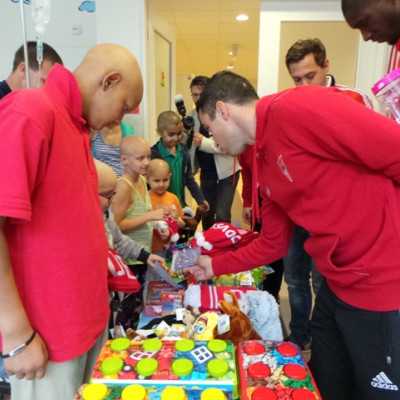 DVSC labdarugói látogatták meg a kis betegeket - alapítvány, adó 1%, támogatás