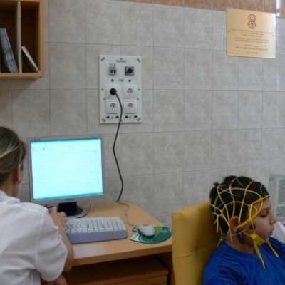 EEG készülék átadása a DE OEC Gyermekgyógyászati Intézetében - adó, 1%, alapítvány, támogatás