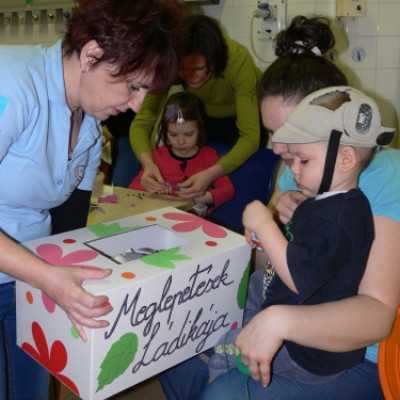 Élményterápiás kézműves foglalkozás a Madarász utcai Gyermekklinika Hematológiáján - adó, 1%, alapítvány, támogatás