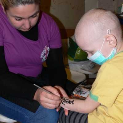 Élményterápiás kézműves foglalkozás a Madarász utcai Gyermekklinika Hematológiáján - adó, 1%, alapítvány, támogatás