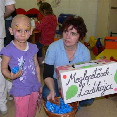 Élményterápiás kézműves foglalkozás a Madarász utcai Gyermekklinika Hematológiáján - adó, 1%, alapítvány, támogatás