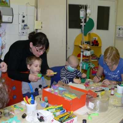 Élményterápiás kézműves foglalkozás a Madarász utcai Gyermekklinika Hematológiáján - adó, 1%, alapítvány, támogatás