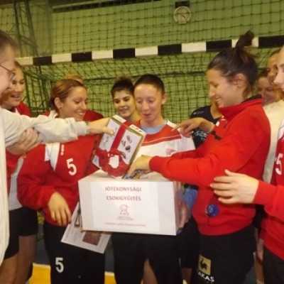 Gyűlnek a csokoládé adományok, üzenettel - adó, 1%, alapítvány, támogatás