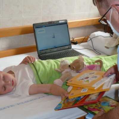 Kórházpedagógus támogatás átadás a Szegedi Gyermekklinikán - adó, 1%, alapítvány, támogatás