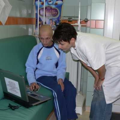 Laptop ajándékozása karácsonyra a Pécsi Egyetem gyermekhematológiájára - adó, 1%, alapítvány, támogatás