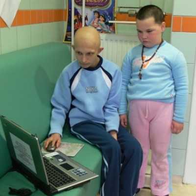 Laptop ajándékozása karácsonyra a Pécsi Egyetem gyermekhematológiájára - adó, 1%, alapítvány, támogatás