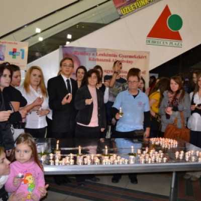 Megemlékezés mécsesgyújtással a leukémiás és daganatos beteg gyermekekért - adó, 1%, alapítvány, támogatás