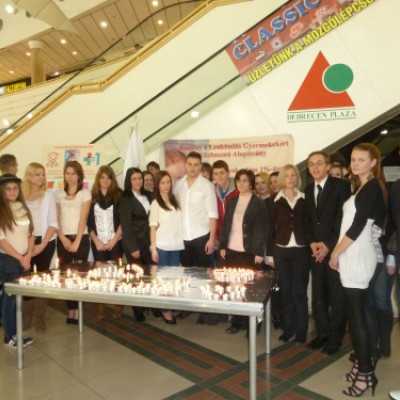 Megemlékezés mécsesgyújtással a leukémiás és daganatos beteg gyermekekért - adó, 1%, alapítvány, támogatás