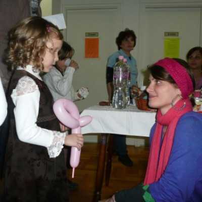 Mikulásváró ünnepség a hematológiai osztályon Domokos Fannival az X-faktor döntõsével - adó, 1%, alapítvány, támogatás